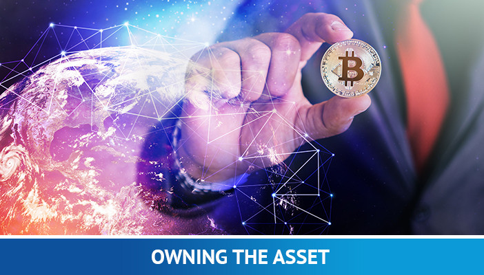 lastništvo premoženja, roka, ki drži bitcooin