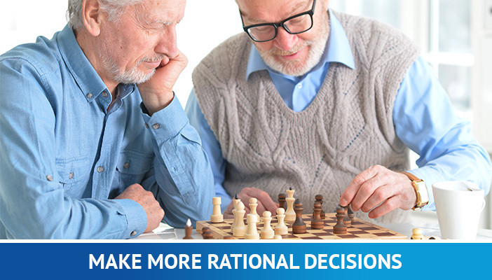 důchod, staří muži hrají šachy